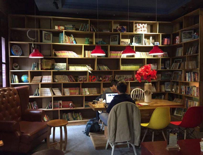 Hoa 10 Giờ – Floral & Book Cafe - Quán cafe thu hút Hà Nội