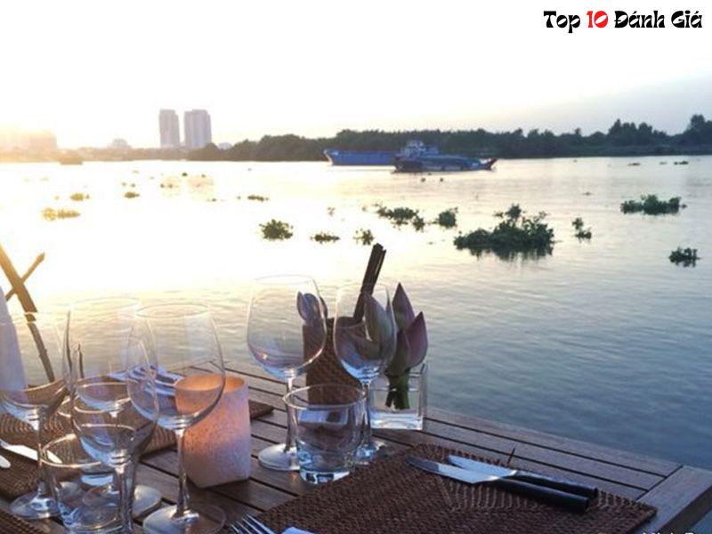 The Deck Saigon – nhà hàng ven sông có view triệu đô